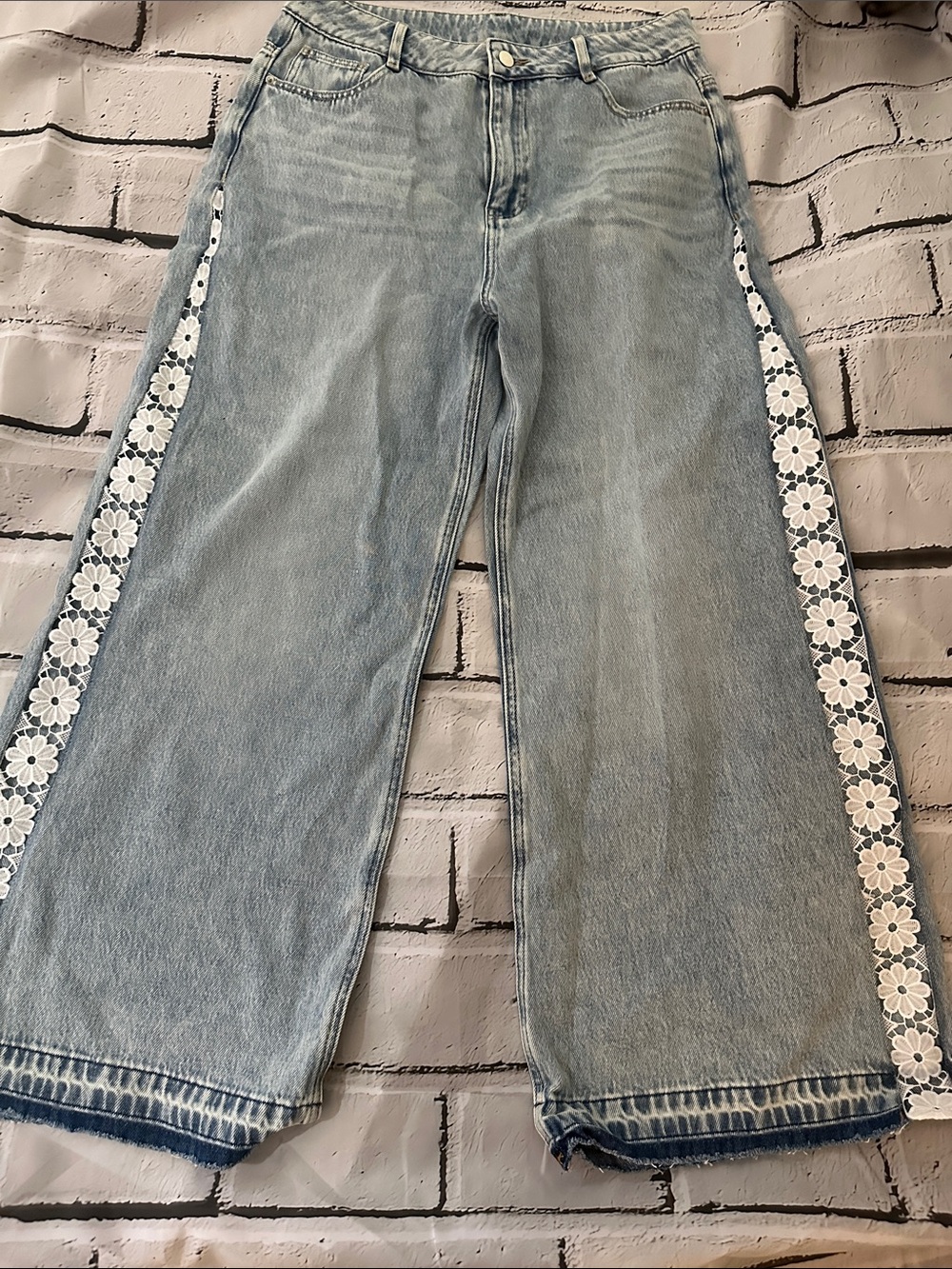 Commense Light Wash Wide-Leg Jeans with White Floral Side Trim Size Large